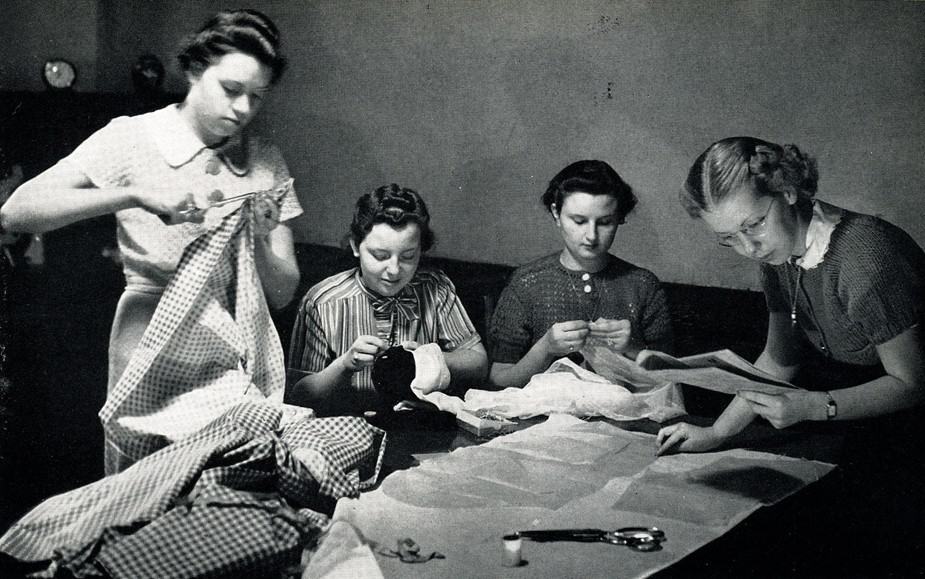 sewing-class-in-the-1930s